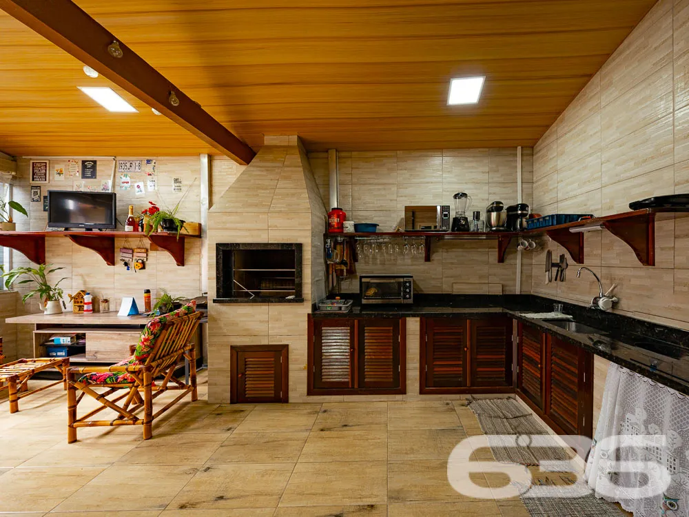 ĂTIMA CASA COM SALA COMERCIAL Ă VENDA NO BAIRRO IT