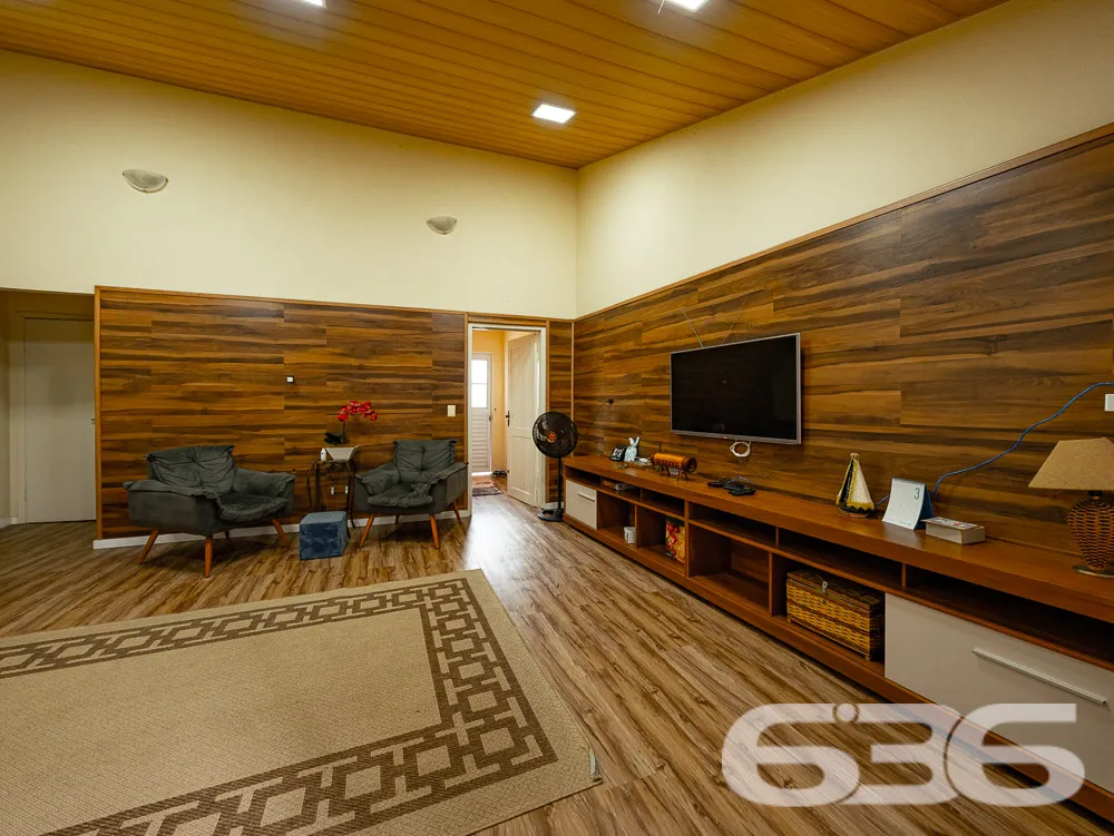 ĂTIMA CASA COM SALA COMERCIAL Ă VENDA NO BAIRRO IT