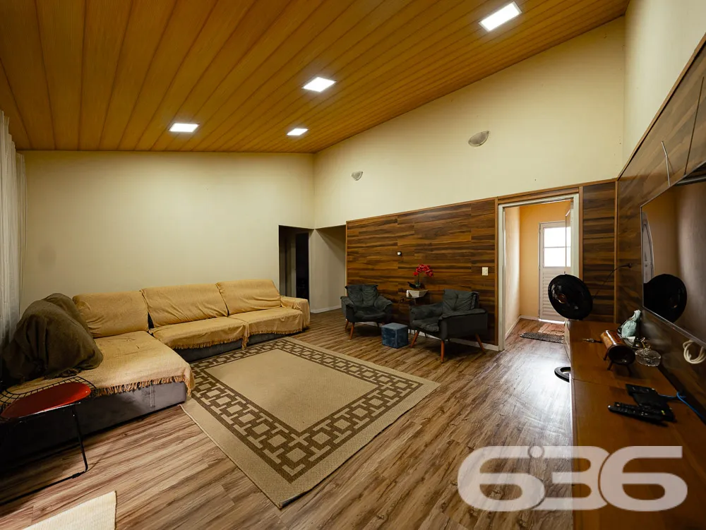 ĂTIMA CASA COM SALA COMERCIAL Ă VENDA NO BAIRRO IT