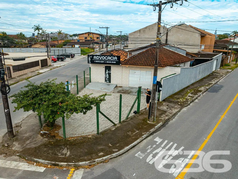 ĂTIMA CASA COM SALA COMERCIAL Ă VENDA NO BAIRRO IT