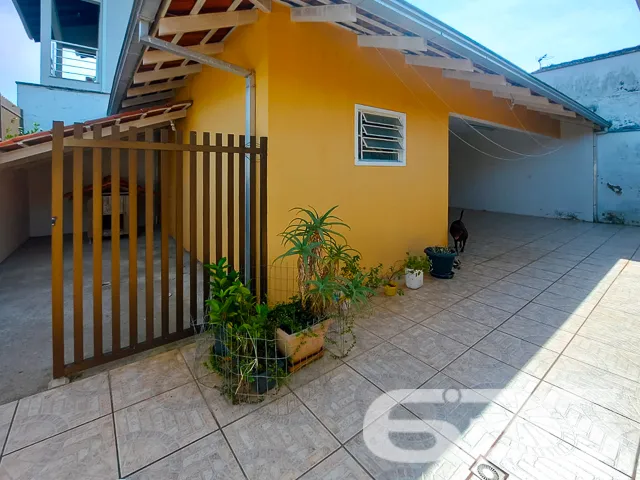 VENDE-SE RESIDĂNCIA COM SUĂTE + 5 DORMITĂRIOS NO B