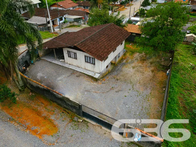 RESIDĂNCIA COM 2 DORMITĂRIOS E AMPLO TERRENO NO BA