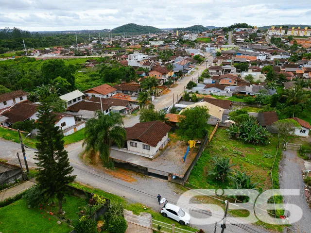 RESIDĂNCIA COM 2 DORMITĂRIOS E AMPLO TERRENO NO BA