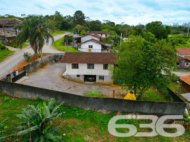 RESIDĂNCIA COM 2 DORMITĂRIOS E AMPLO TERRENO NO BA