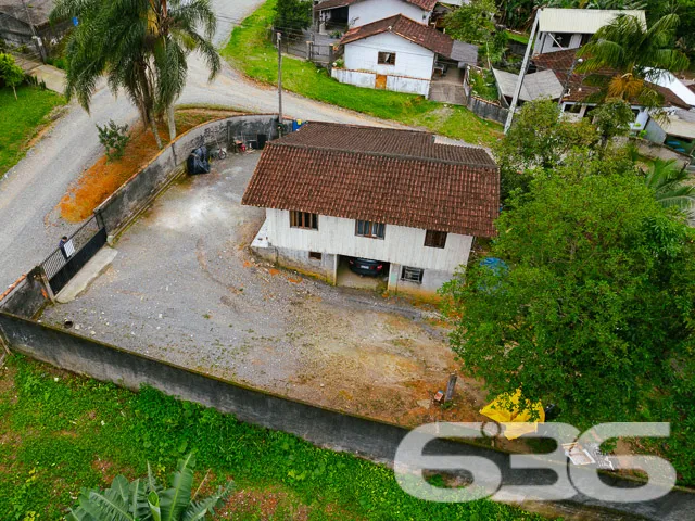 RESIDĂNCIA COM 2 DORMITĂRIOS E AMPLO TERRENO NO BA