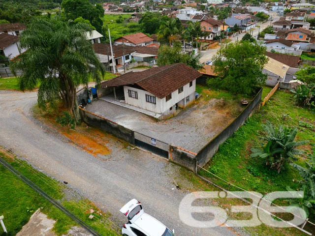 RESIDĂNCIA COM 2 DORMITĂRIOS E AMPLO TERRENO NO BA