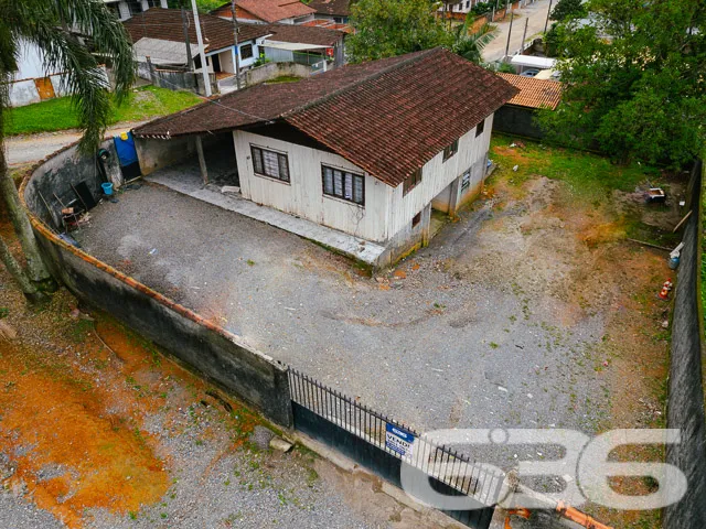 RESIDĂNCIA COM 2 DORMITĂRIOS E AMPLO TERRENO NO BA