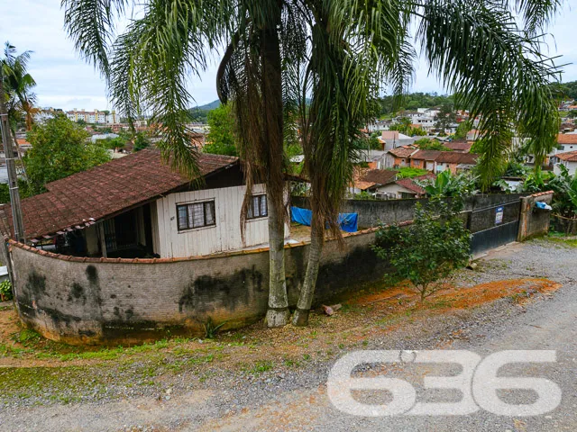 RESIDĂNCIA COM 2 DORMITĂRIOS E AMPLO TERRENO NO BA