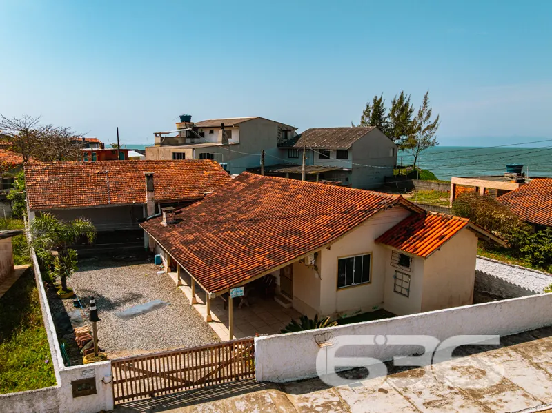 Residência térrea à venda no Centro de Balneário B