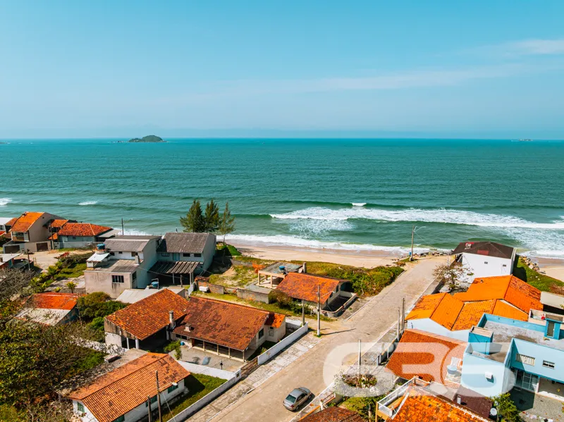 Residência térrea à venda no Centro de Balneário B