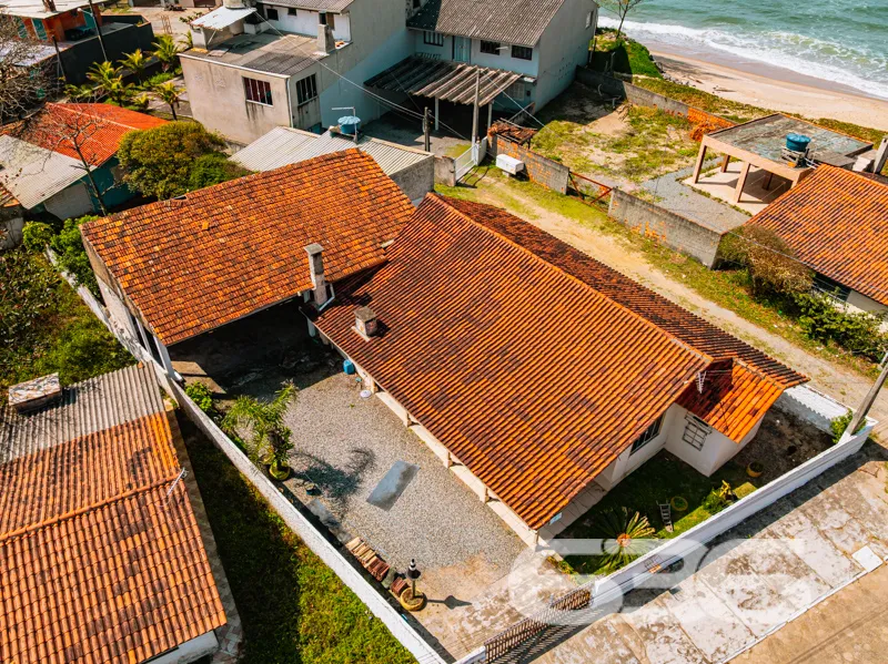 Residência térrea à venda no Centro de Balneário B