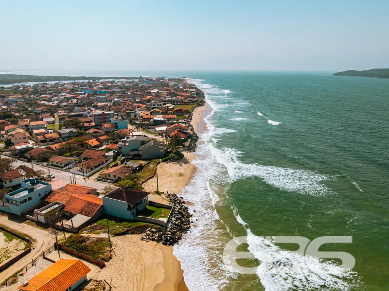 Residência térrea à venda no Centro de Balneário B