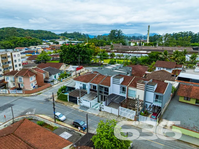 IncrĂvel Sobrado Geminado em Joinville - Bairro Bo
