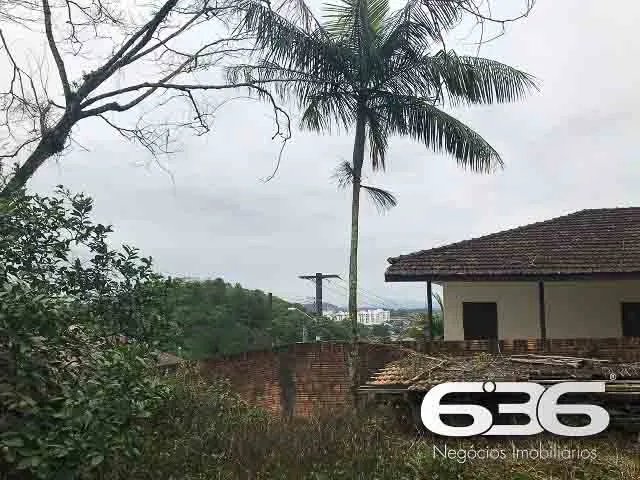 VENDE-SE TERRENO DE 1.878M² COM LOCALIZAÇÃO ESTRAT