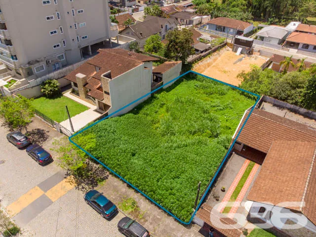 VENDE-SE AMPLO TERRENO NO BAIRRO GLÓRIA!
Descubra