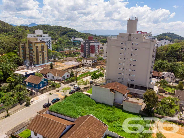 VENDE-SE AMPLO TERRENO NO BAIRRO GLÓRIA!
Descubra