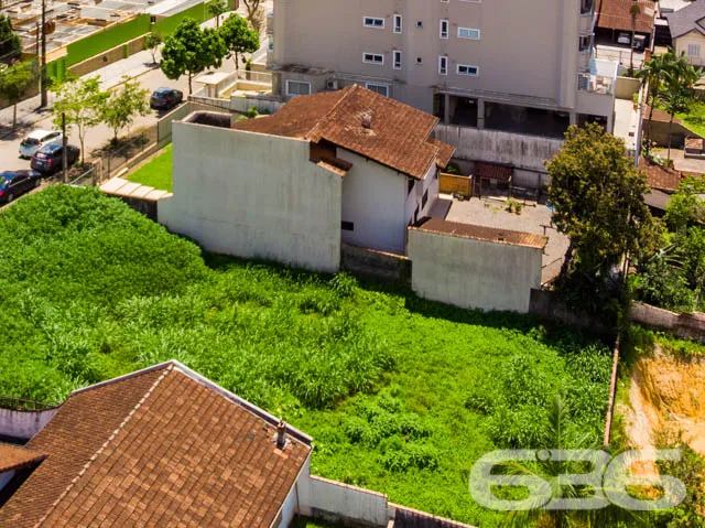 VENDE-SE AMPLO TERRENO NO BAIRRO GLÓRIA!
Descubra