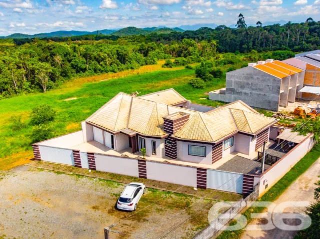 EXCELENTE RESIDĂNCIA, DE ALTO PADRĂO, COM PISCINA,