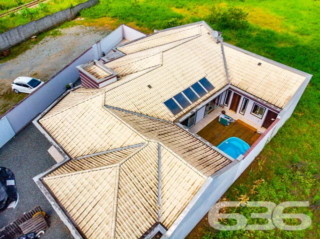 EXCELENTE RESIDĂNCIA, DE ALTO PADRĂO, COM PISCINA,
