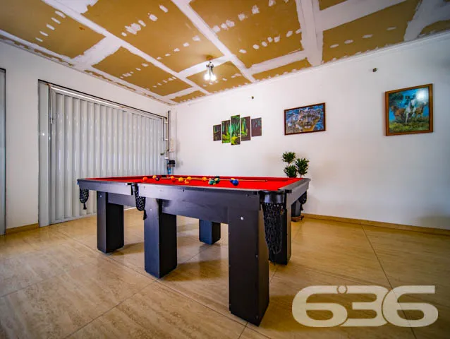 EXCELENTE RESIDĂNCIA, DE ALTO PADRĂO, COM PISCINA,