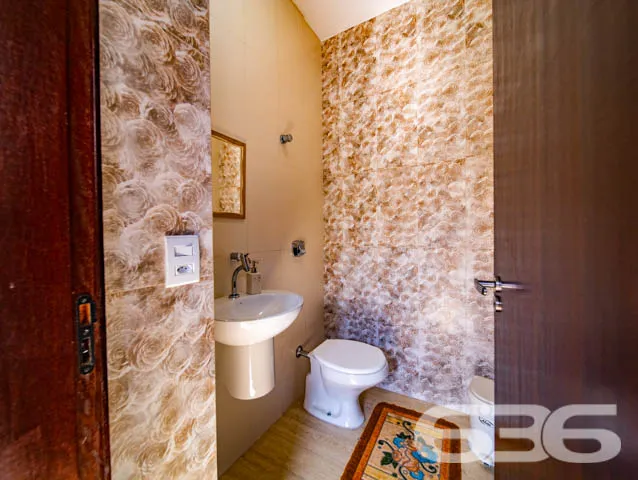 EXCELENTE RESIDĂNCIA, DE ALTO PADRĂO, COM PISCINA,