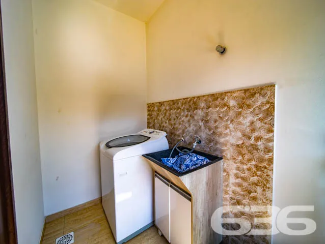 EXCELENTE RESIDĂNCIA, DE ALTO PADRĂO, COM PISCINA,