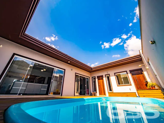 EXCELENTE RESIDĂNCIA, DE ALTO PADRĂO, COM PISCINA,