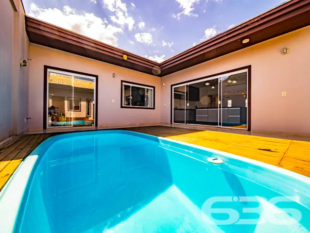 EXCELENTE RESIDĂNCIA, DE ALTO PADRĂO, COM PISCINA,