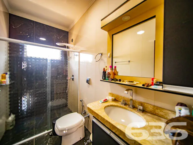 EXCELENTE RESIDĂNCIA, DE ALTO PADRĂO, COM PISCINA,