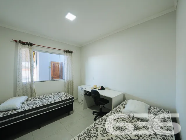 Oportunidade Única! Residência Geminada Térrea em