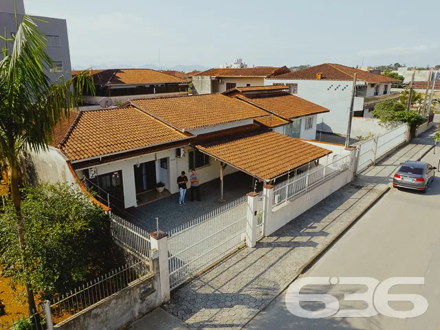 ÓTIMA CASA COM SUÍTE + 3 QUARTOS NO BAIRRO FÁTIMA