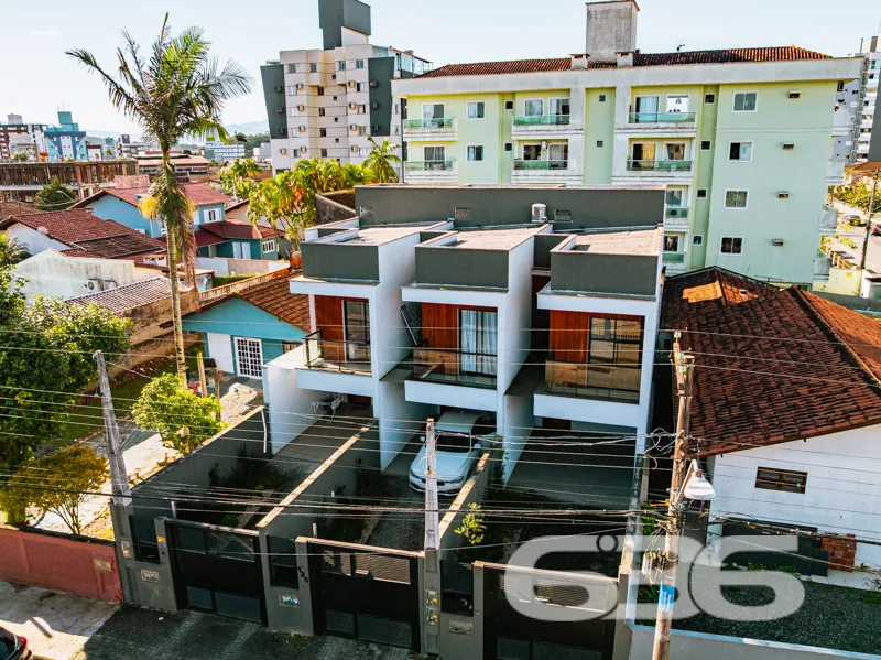 Geminado Sobrado à Venda 100% mobiliado no Bairro