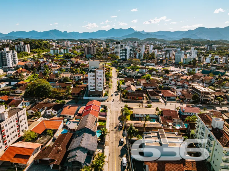 Geminado Sobrado à Venda 100% mobiliado no Bairro