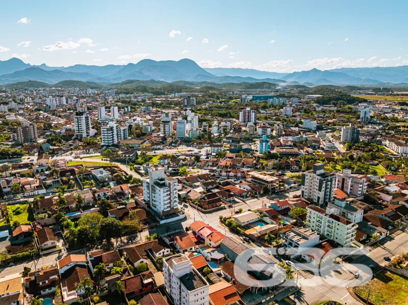Geminado Sobrado à Venda 100% mobiliado no Bairro