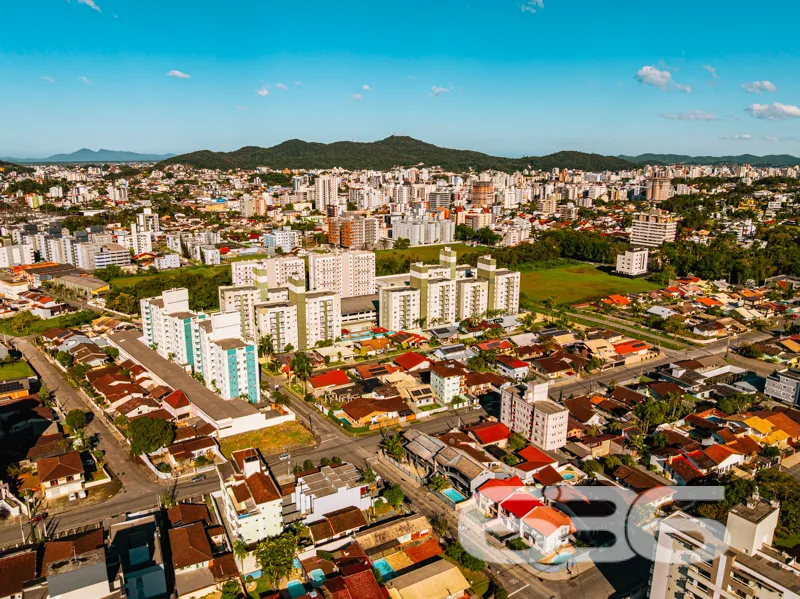 Geminado Sobrado à Venda 100% mobiliado no Bairro
