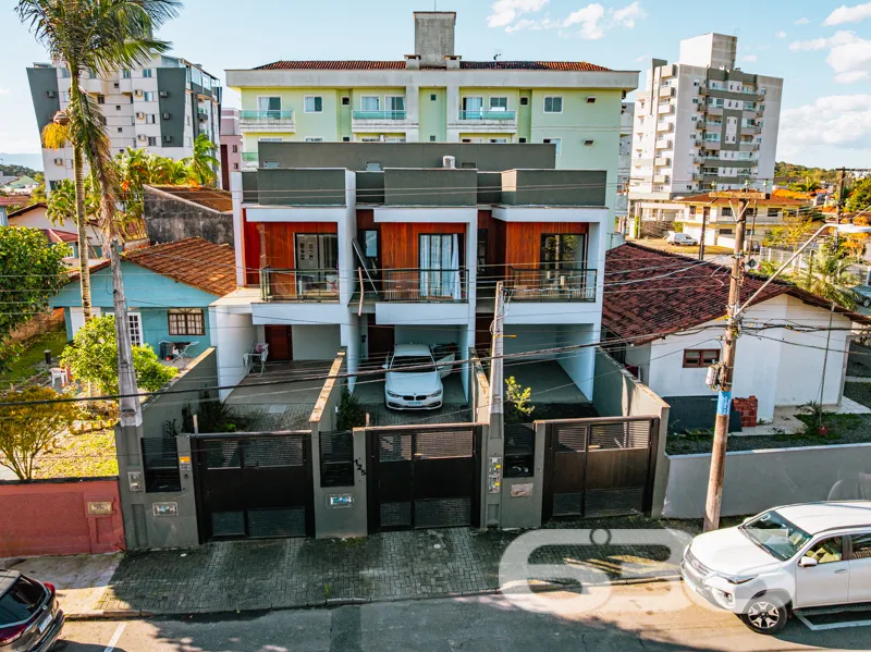 Geminado Sobrado à Venda 100% mobiliado no Bairro