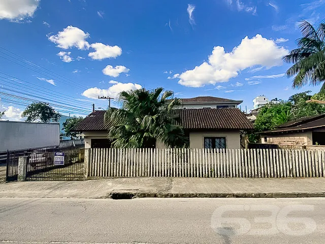 CASA COM 2 QUARTOS, SENDO 1 SUĂTE NO BAIRRO BOEHME