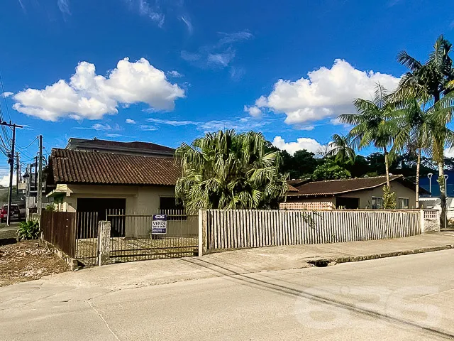 CASA COM 2 QUARTOS, SENDO 1 SUĂTE NO BAIRRO BOEHME