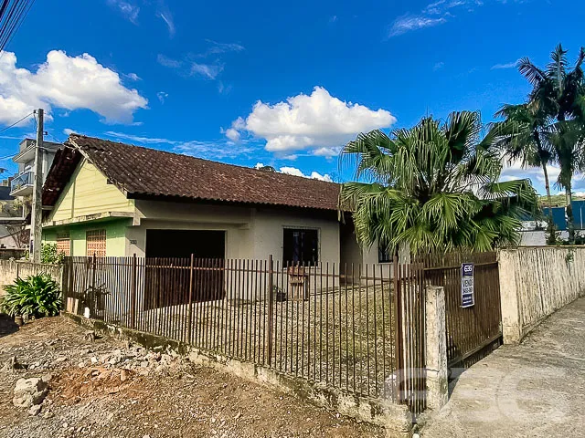 CASA COM 2 QUARTOS, SENDO 1 SUĂTE NO BAIRRO BOEHME