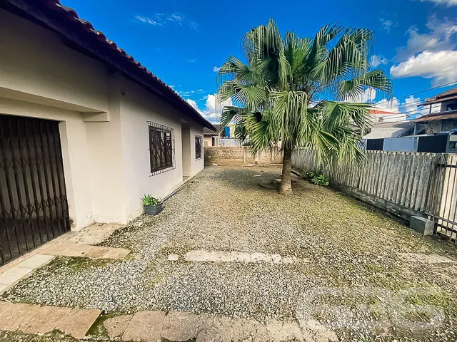 CASA COM 2 QUARTOS, SENDO 1 SUĂTE NO BAIRRO BOEHME