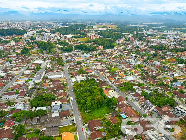 BELÍSSIMO TERRENO NO BAIRRO BOM RETIRO
Este é um