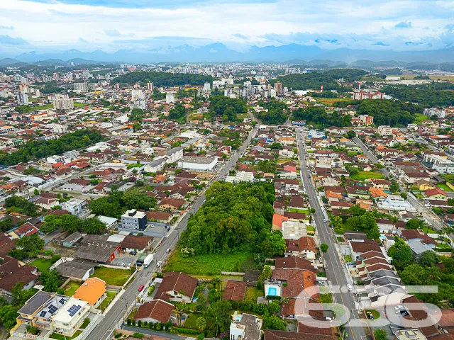 BELÍSSIMO TERRENO NO BAIRRO BOM RETIRO
Este é um