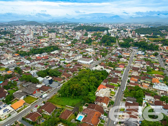 BELÍSSIMO TERRENO NO BAIRRO BOM RETIRO
Este é um
