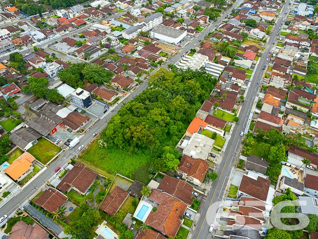 BELÍSSIMO TERRENO NO BAIRRO BOM RETIRO
Este é um