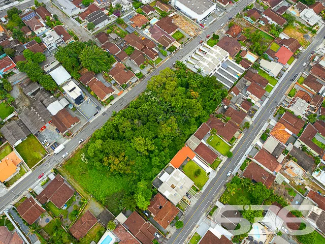 BELÍSSIMO TERRENO NO BAIRRO BOM RETIRO
Este é um