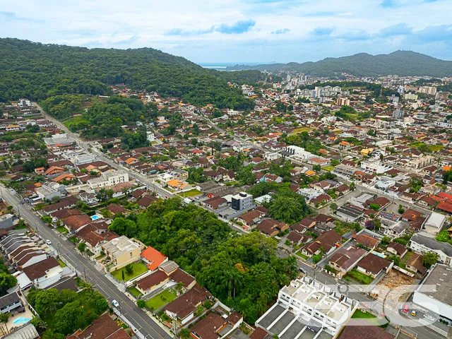 BELÍSSIMO TERRENO NO BAIRRO BOM RETIRO
Este é um