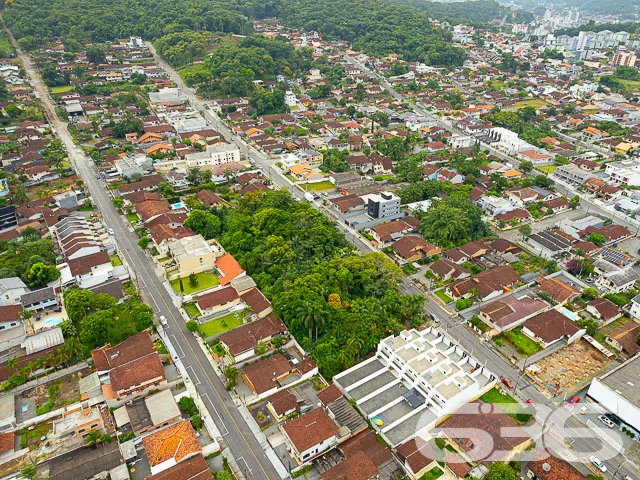 BELÍSSIMO TERRENO NO BAIRRO BOM RETIRO
Este é um