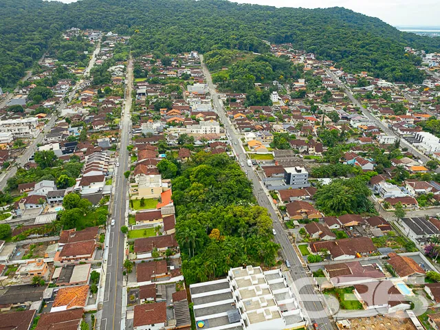 BELÍSSIMO TERRENO NO BAIRRO BOM RETIRO
Este é um