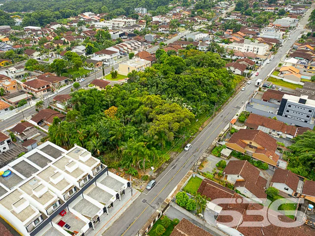 BELÍSSIMO TERRENO NO BAIRRO BOM RETIRO
Este é um