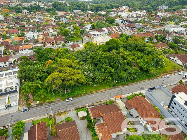 BELÍSSIMO TERRENO NO BAIRRO BOM RETIRO
Este é um